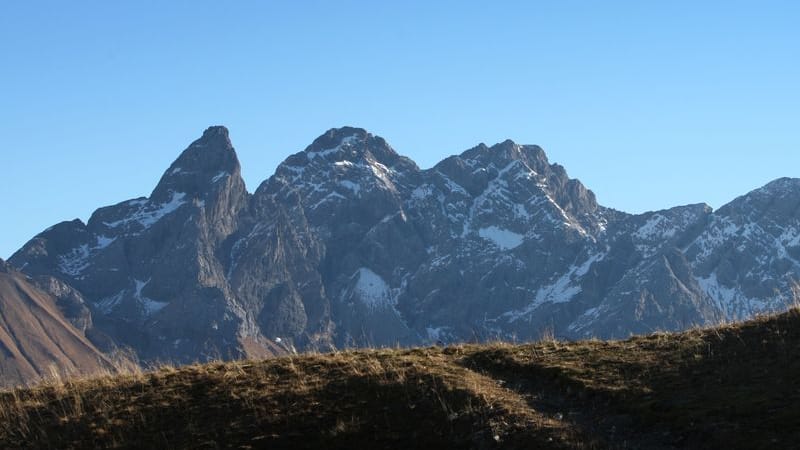 Das Panorama der Alpen (Archivbild): Ein stabiles Hochdruckgebiet sorgt derzeit für Ideales Wanderwetter in den bayerischen Alpen.