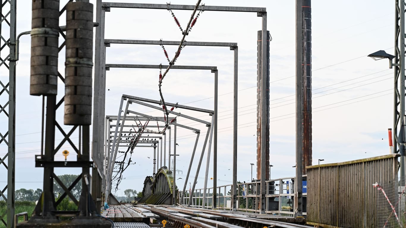 Alles krumm und schief: Die Schäden an der Eisenbahnbrücke sind massiv – auch für umliegenden Häfen wird die Sperrung zum Problem.