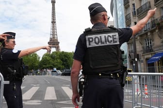 Polizei an einer Absperrung in Paris: Die Einsatzkräfte konnten nun offenbar einen Ermittlungserfolg verzeichnen.