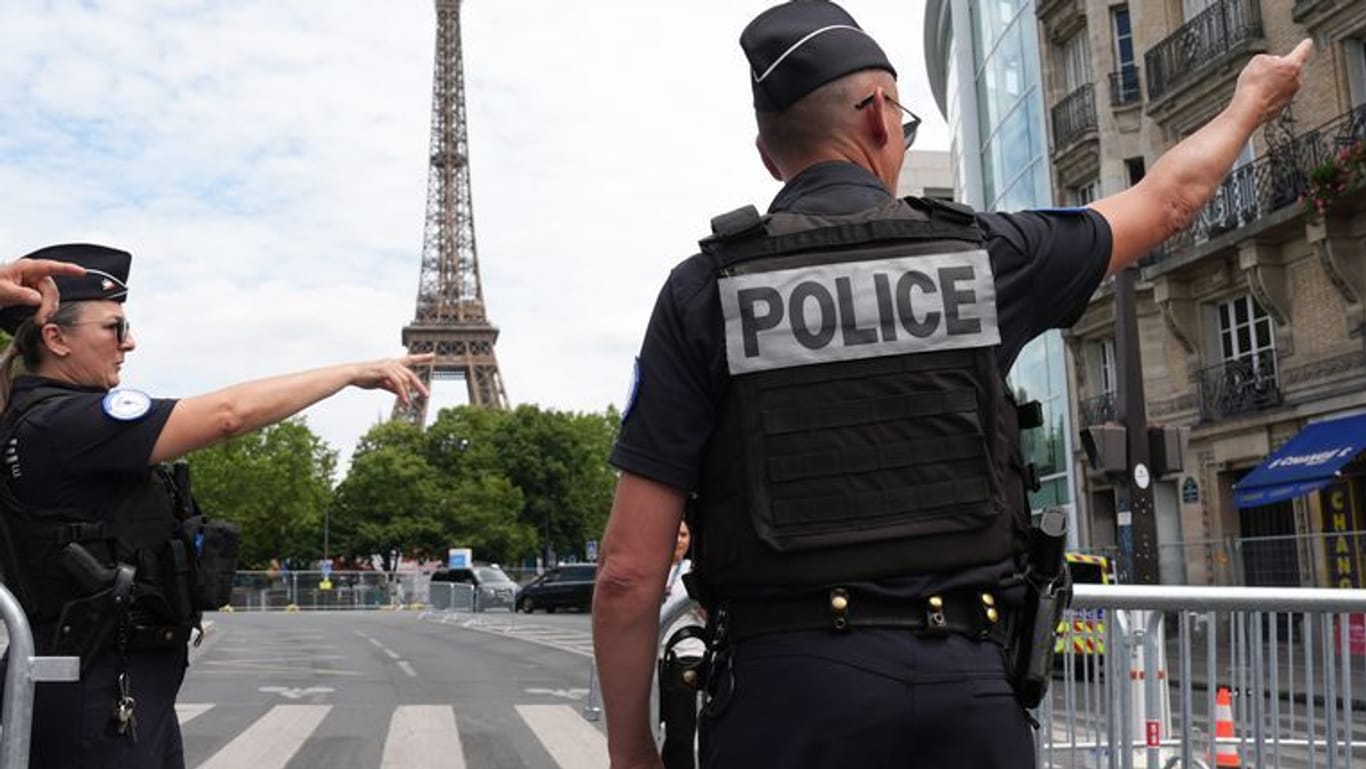 Polizei an einer Absperrung in Paris: Die Einsatzkräfte konnten nun offenbar einen Ermittlungserfolg verzeichnen.