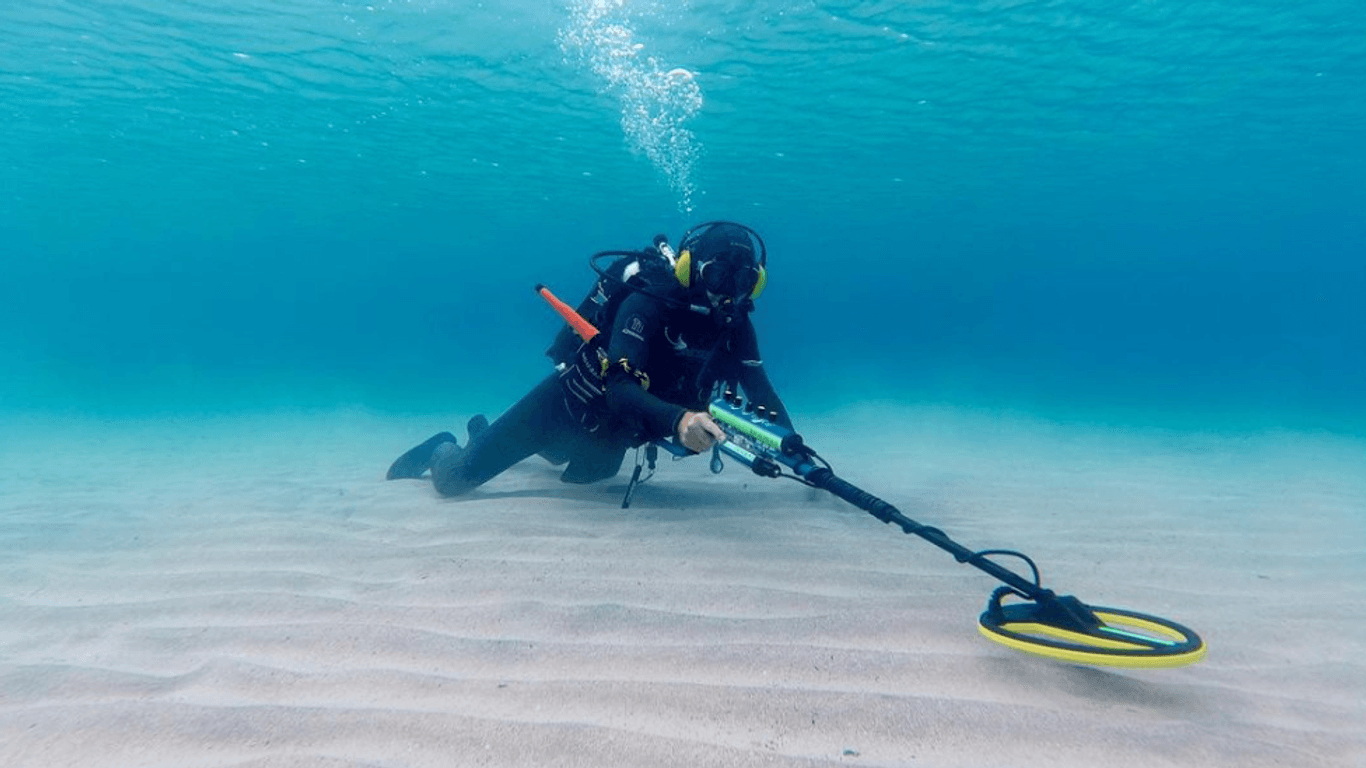 Der Schatzsucher in Aktion im Meer vor Mallorca.