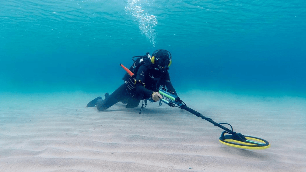 Der Schatzsucher in Aktion im Meer vor Mallorca.