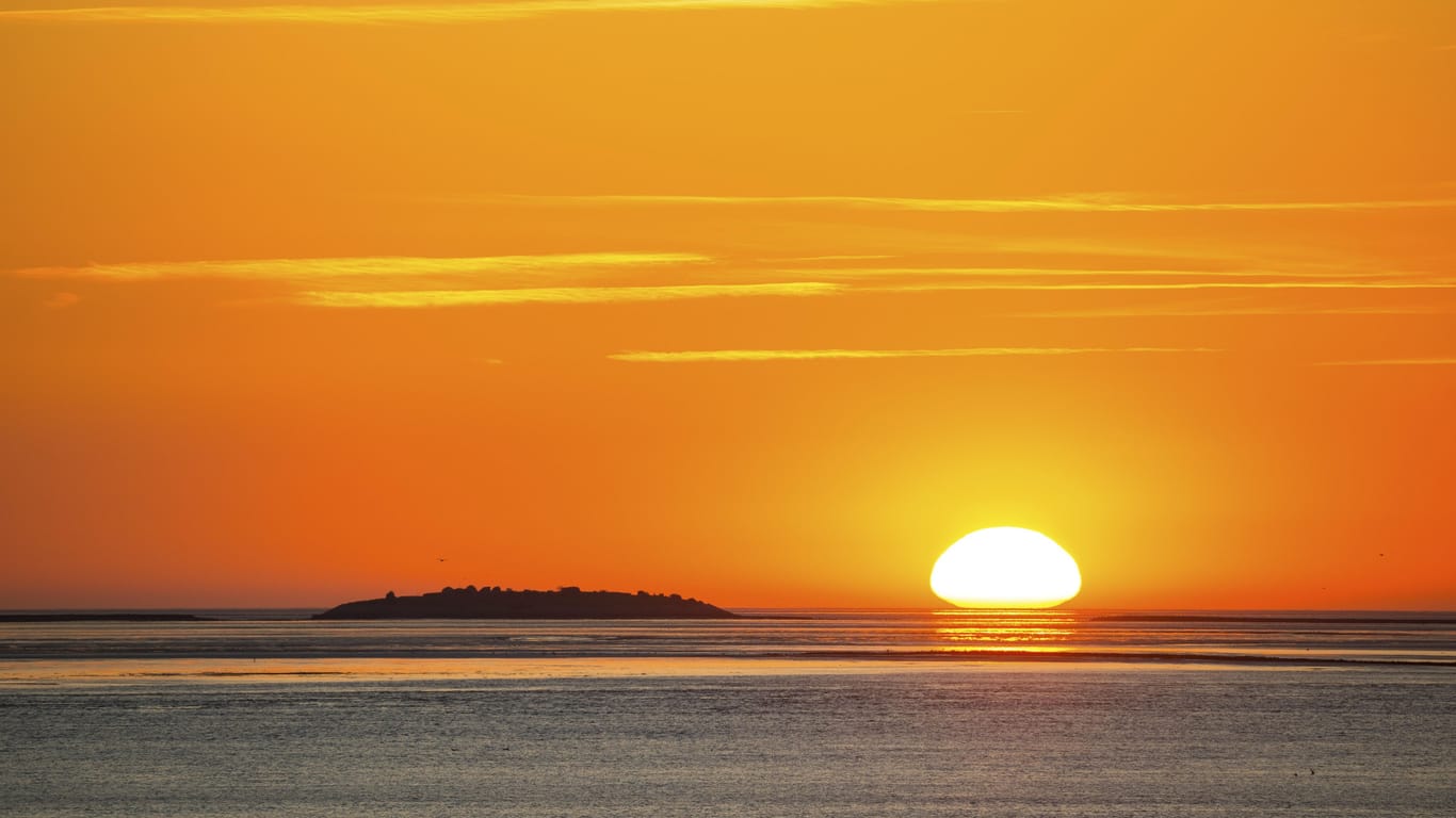 Sonnenuntergang über der Nordsee bei Bremerhaven (Symbolbild): Der Mann kämpfte in der Nacht ums Überleben.