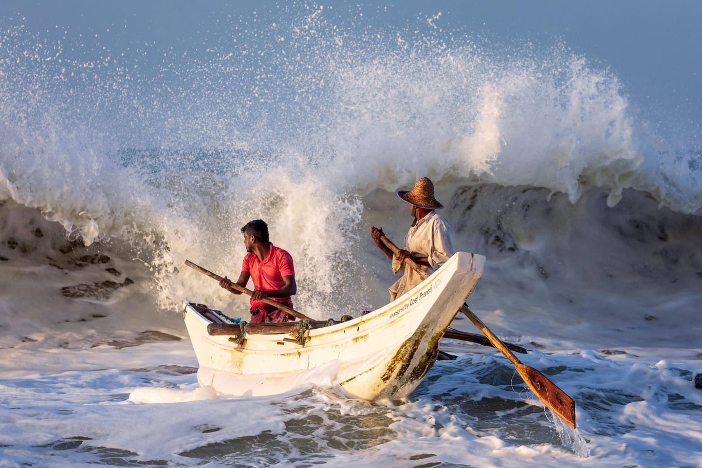 Fischer im Boot in der Brandung vor Sri Lanka (Symbolbild): Fischer sterben nachdem sie unbekannte Flüssigkeit trinken.