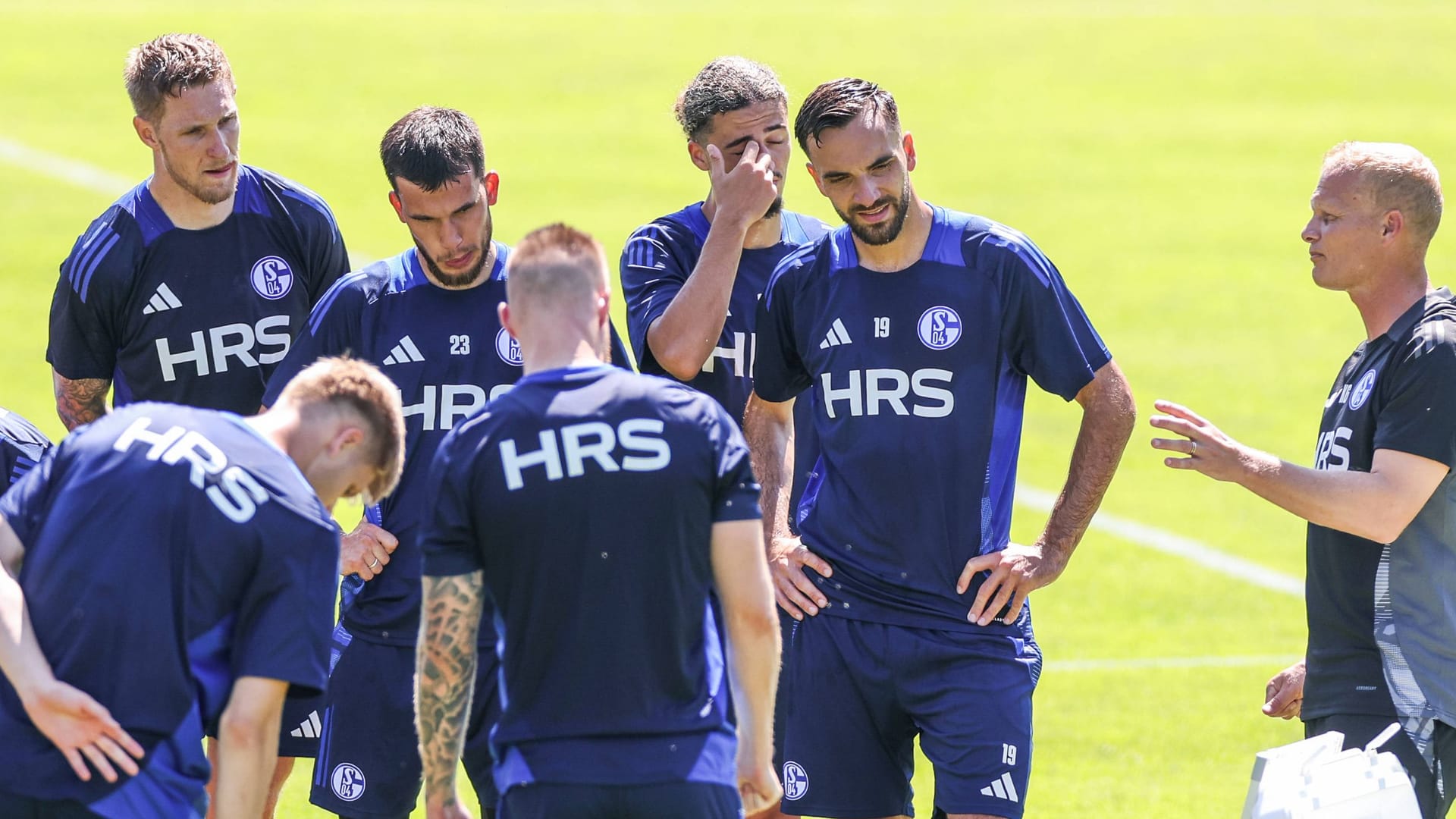 Karel Geraerts (r.) spricht zu seiner Mannschaft: Das Team will sich noch besser kennenlernen.