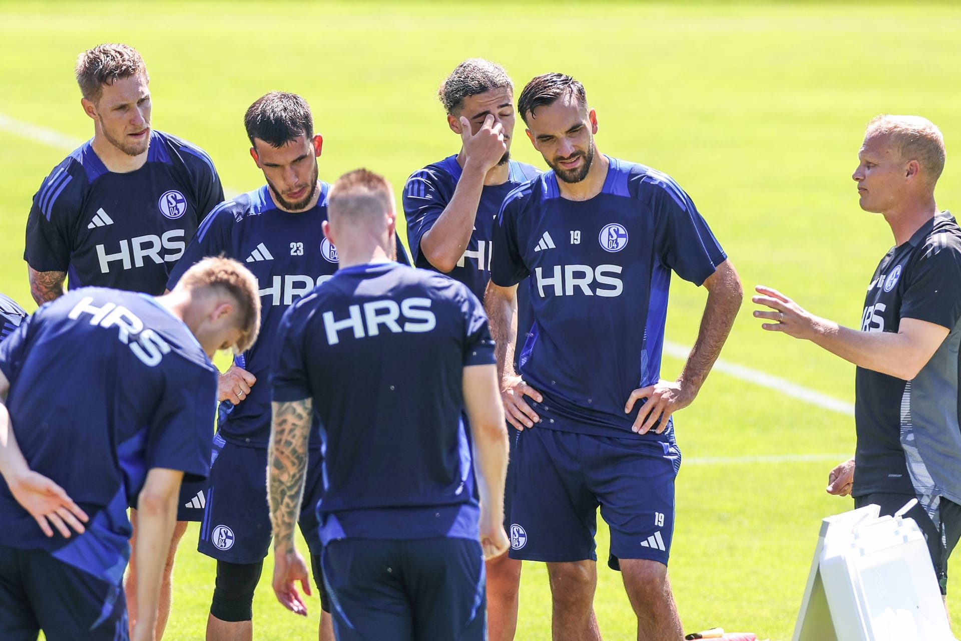 Karel Geraerts (r.) spricht zu seiner Mannschaft: Das Team will sich noch besser kennenlernen.