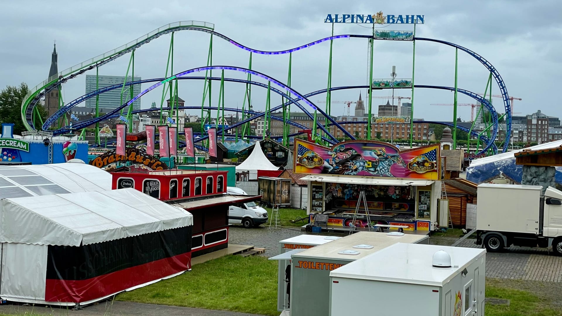 Die Rheinwiesen in Oberkassel eine Woche vor Beginn der Kirmes: Überall wird noch fleißig gearbeitet.