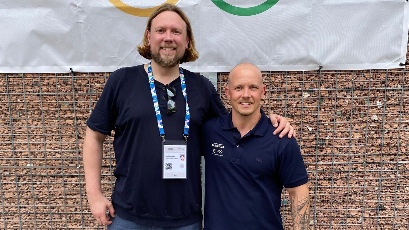 t-online-Reporter Alexander Kohne (l.) traf Fabian Hambüchen, der die Spiele als Experte für Eurosport begleitet, im Olympischen Dorf.