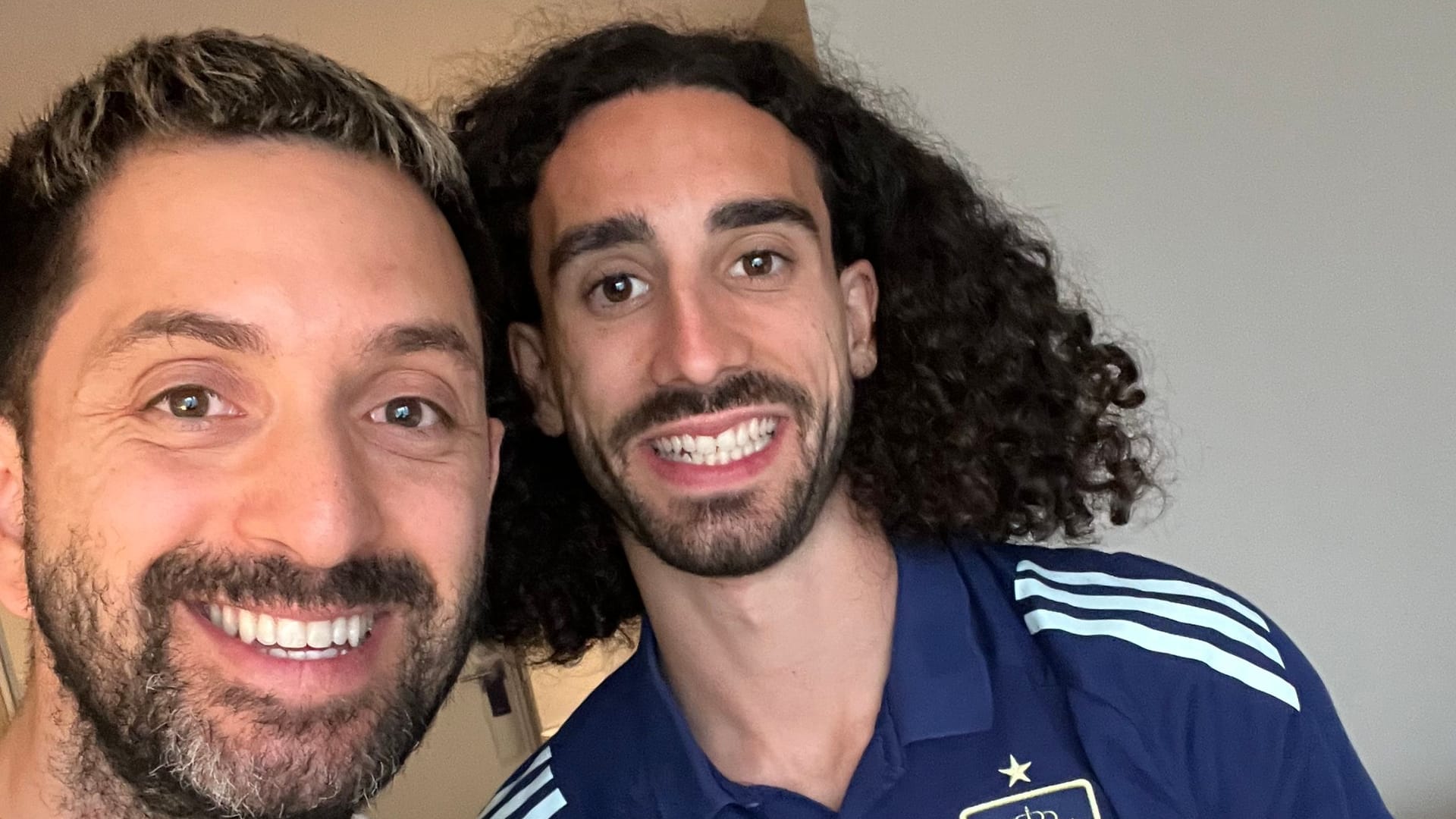 Selfie mit Wuschelkopf Marc Cucurella: Der Spanier ließ sich aber nur die Spitzen schneiden.