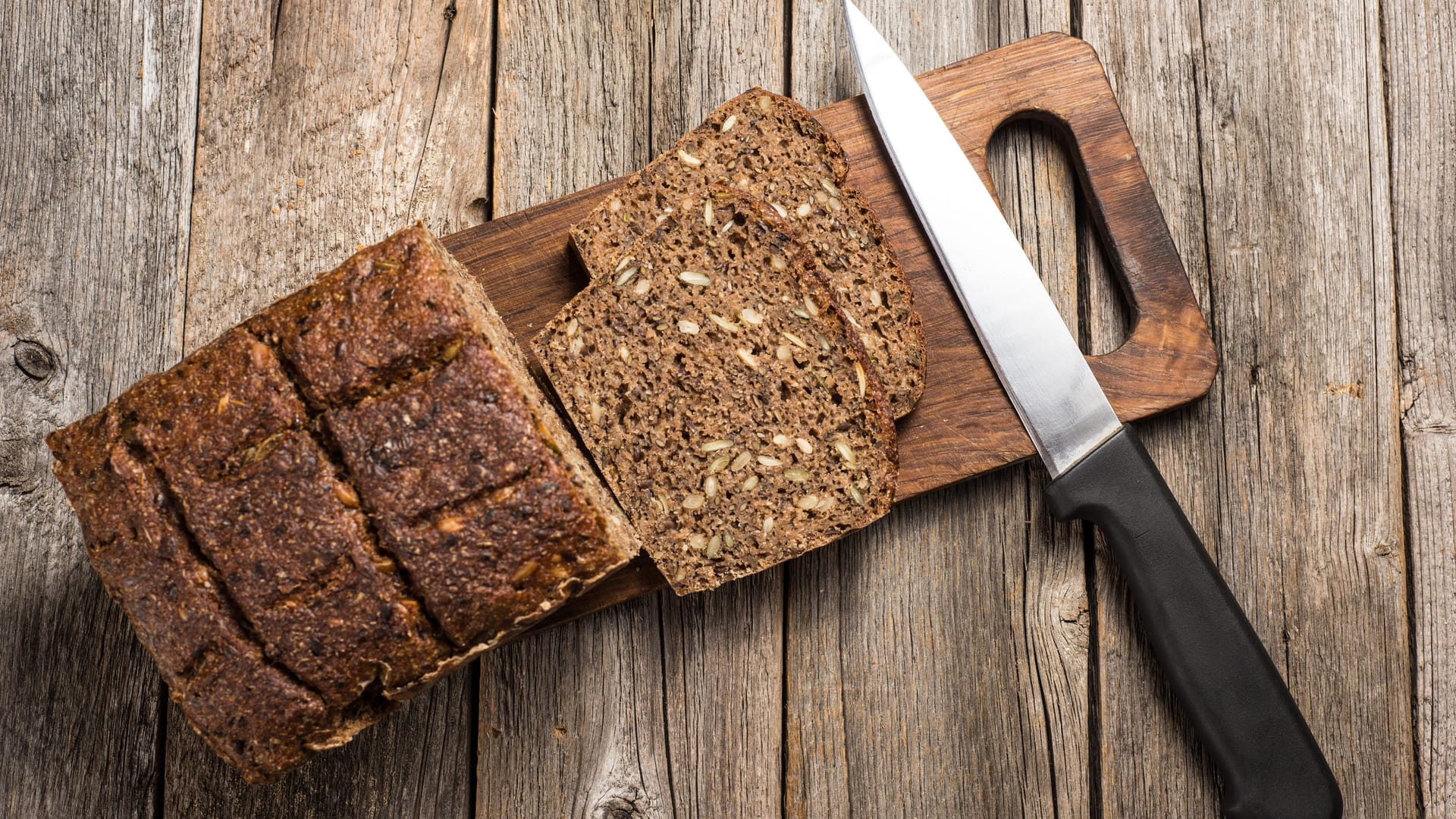 Vollkornbrot: Mit zwei Scheiben kommen Sie etwa auf 200 Kilokalorien.