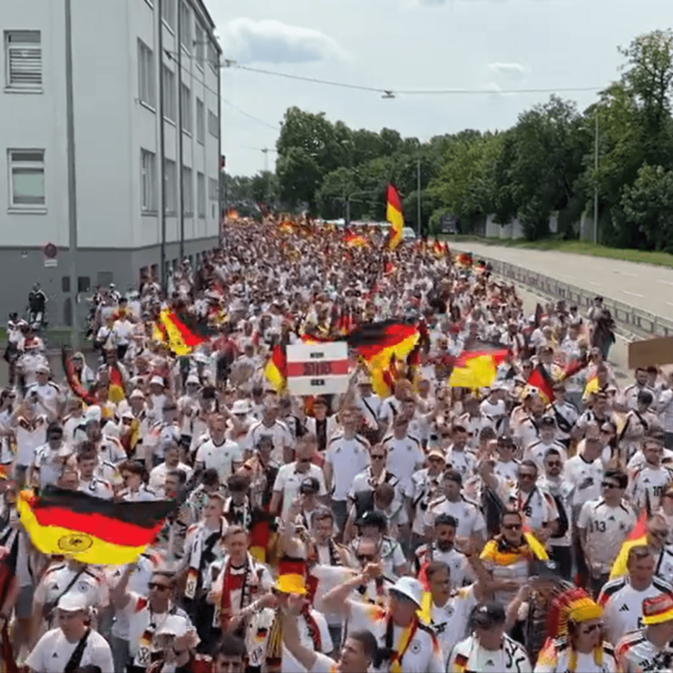 Fanmarsch in Stuttgart vor dem Viertelfinalspiel: Deutsche Fans hüpfen nicht, sie schwenken.
