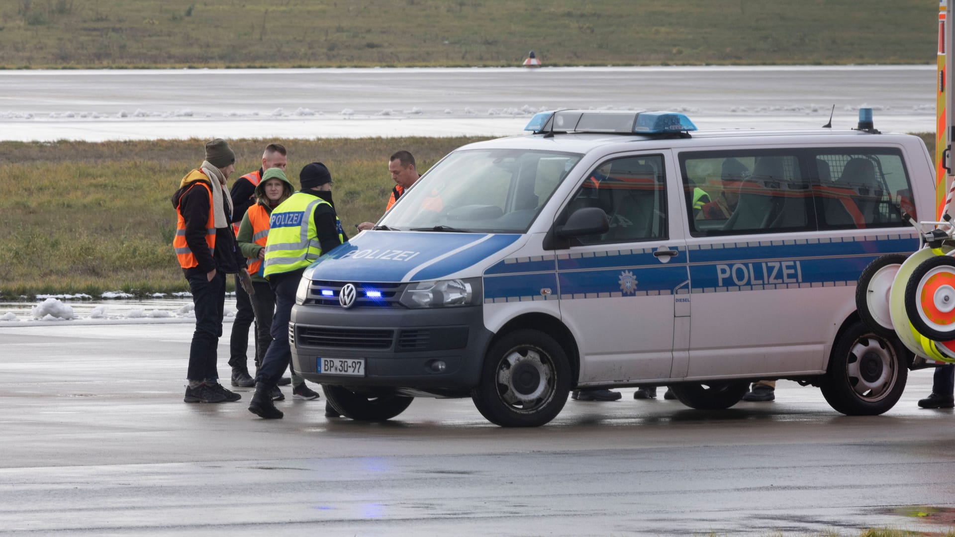 Klimaaktivisten auf dem Gelände des BER im Dezember 2022 (Archivbild): Die "Letzte Generation" ist am Airport Köln/Bonn aktiv geworden.