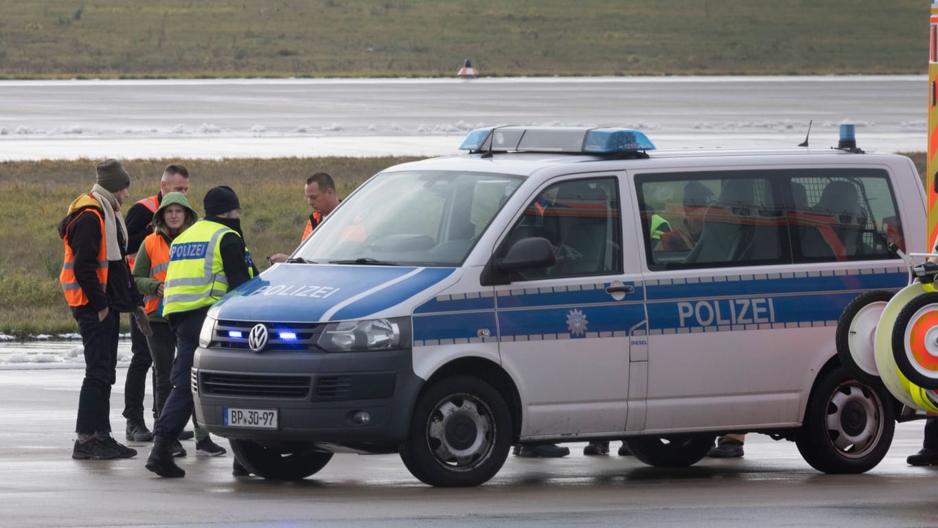 Klimaaktivisten auf dem Gelände des BER im Dezember 2022 (Archivbild): Die "Letzte Generation" ist am Airport Köln/Bonn aktiv geworden.