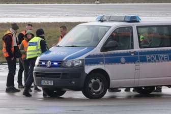 Klimaaktivisten auf dem Gelände des BER im Dezember 2022 (Archivbild): Die "Letzte Generation" ist am Airport Köln/Bonn aktiv geworden.