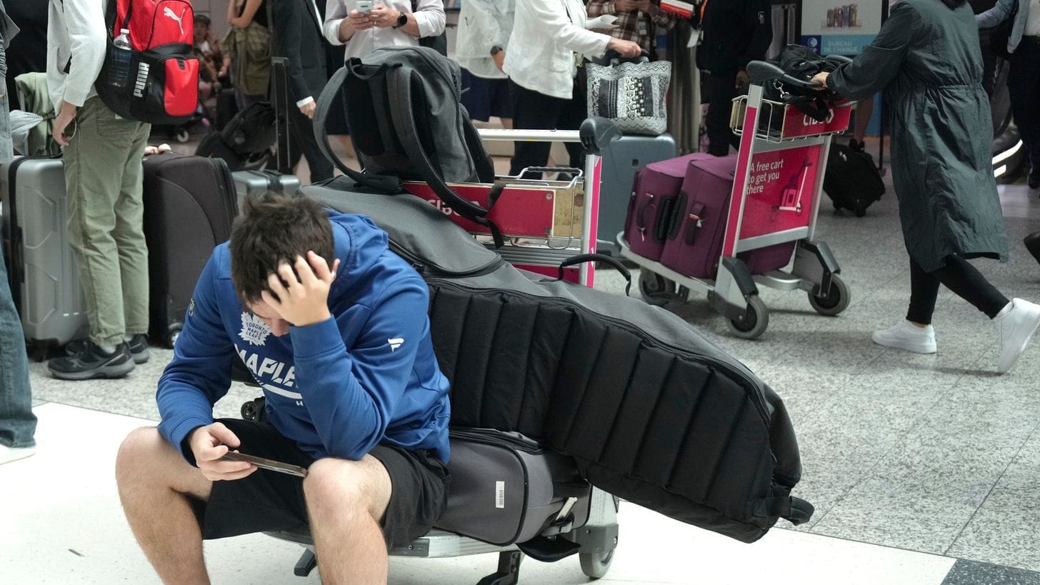 Gestrandete Urlauber am Flughafen: Beim globalen IT-Crash am 19. Juli wurden auch viele Flughäfen lahmgelegt.