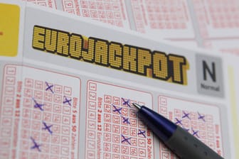 Ausgefüllter Spielschein des Eurojackpot (Symbolfoto): Ein Spieler aus Bayern hat bei der Ziehung am Dienstag eine große Summe gewonnen.