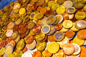 Euro-Münzen und -Scheine (Symbolbild): Bremens Finanzsenator bleibt trotz des Geldsegens vorsichtig optimistisch.
