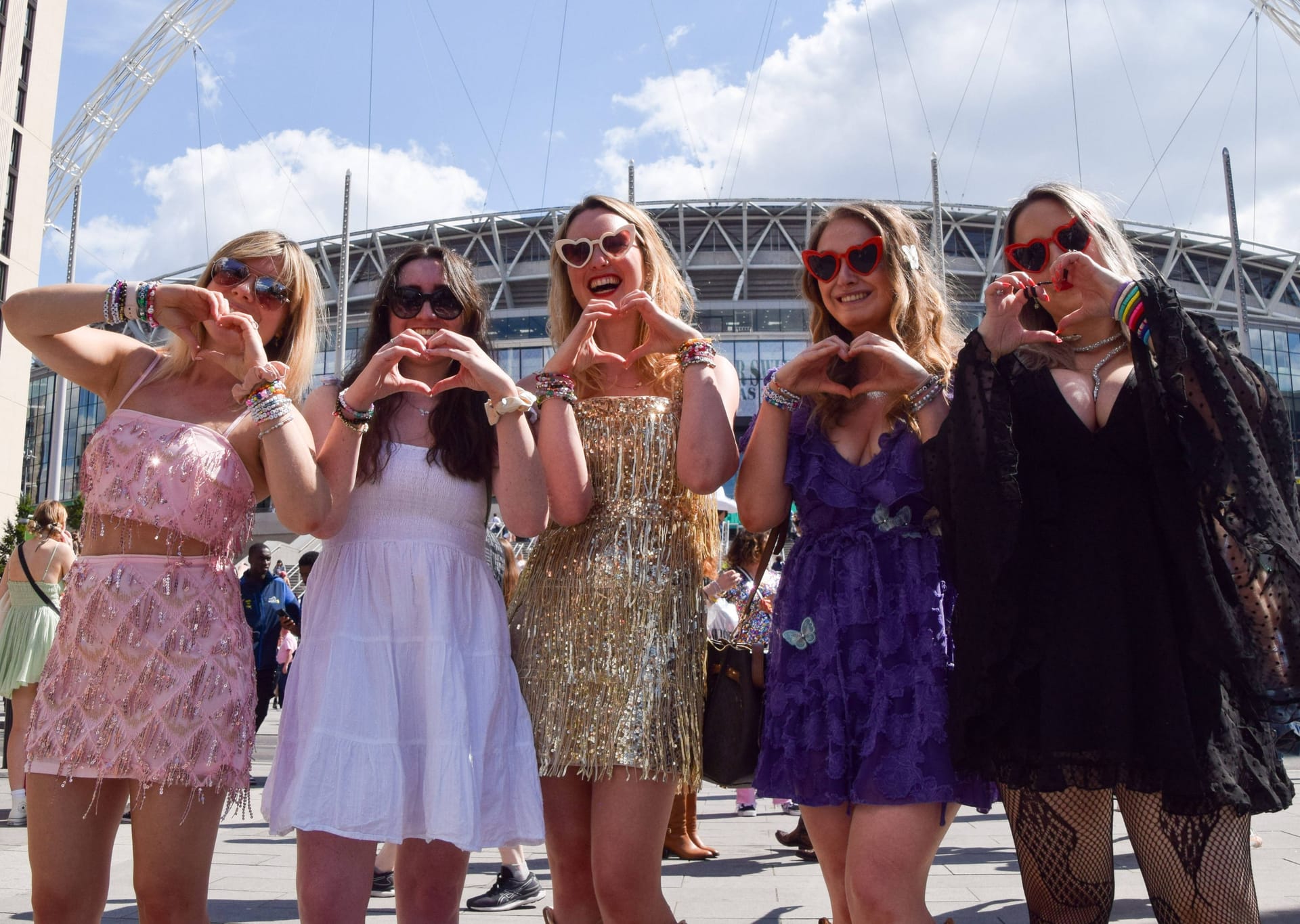 "Swifties" in London: Weibliche Fans vor dem Wembley-Stadion