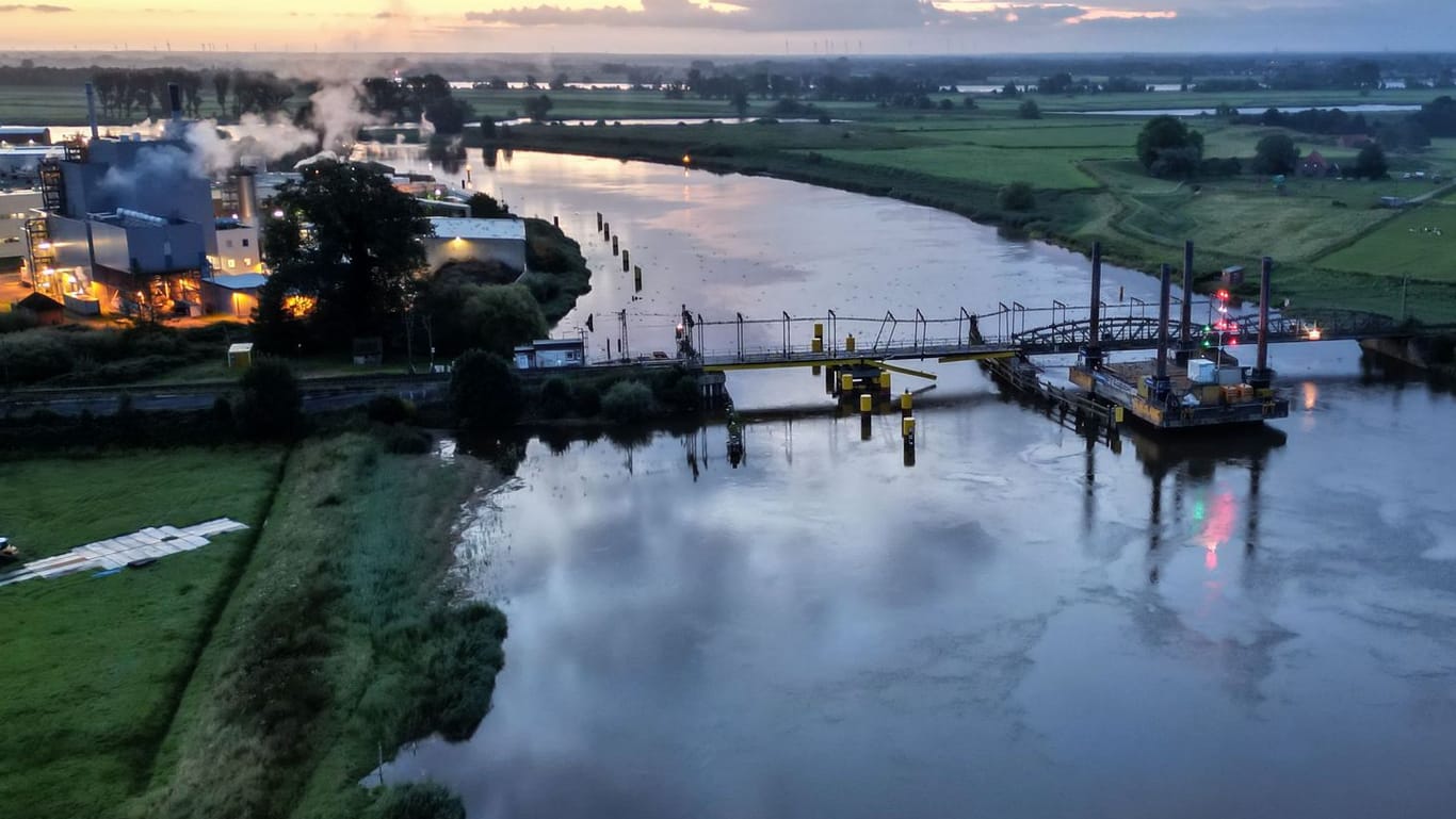 Die beschädigte Eisenbahnbrücke über die Hunte: Der Schaden am Bauwerk lasse sich noch nicht abschätzen, die Konsequenzen für den Bahnverkehr sind jedoch gravierend.