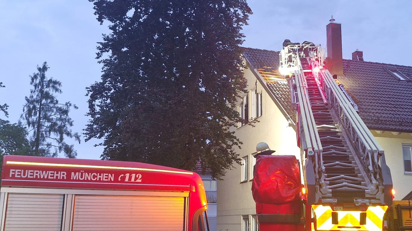 Der Blitz hat in ein Haus in Berg am Laim eingeschlagen: Mithilfe einer Drehleiter sicherte die Feuerwehr das Dach notdürftig ab.