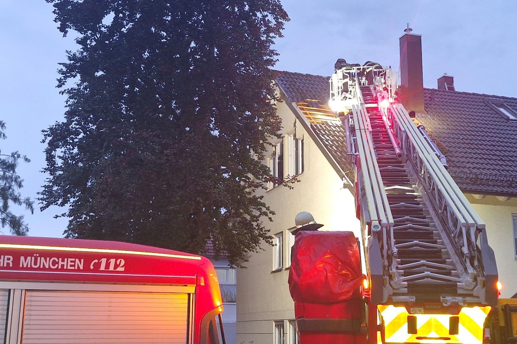 Der Blitz hat in ein Haus in Berg am Laim eingeschlagen: Mithilfe einer Drehleiter sicherte die Feuerwehr das Dach notdürftig ab.