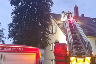 Der Blitz hat in ein Haus in Berg am Laim eingeschlagen: Mithilfe einer Drehleiter sicherte die Feuerwehr das Dach notdürftig ab.