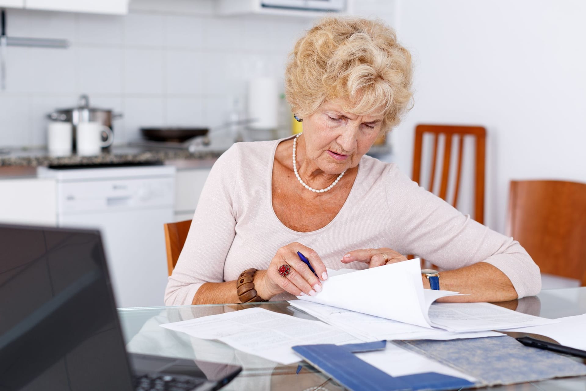 Besorgte Seniorin: Vor allem Rentnerinnen sind in Deutschland oft zur Sparsamkeit gezwungen. Besorgte Seniorin: Vor allem Rentnerinnen sind in Deutschland oft zur Sparsamkeit gezwungen.