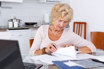 Besorgte Seniorin: Vor allem Rentnerinnen sind in Deutschland oft zur Sparsamkeit gezwungen.