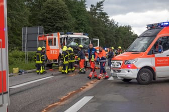 Ein Fahrzeug der Freiwilligen Feuerwehr Schwanheim ist auf der A3 verunfallt: Auch ein Rettungshubschrauber war im Einsatz.