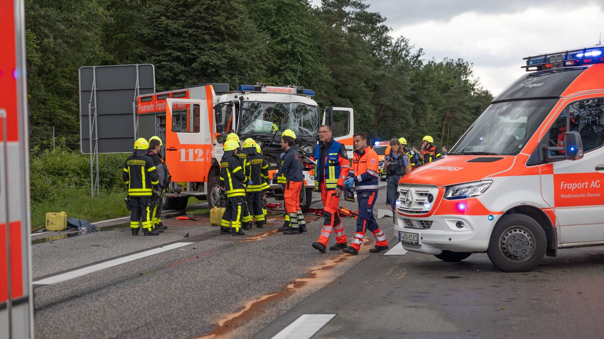 Ein Fahrzeug der Freiwilligen Feuerwehr Schwanheim ist auf der A3 verunfallt: Auch ein Rettungshubschrauber war im Einsatz.