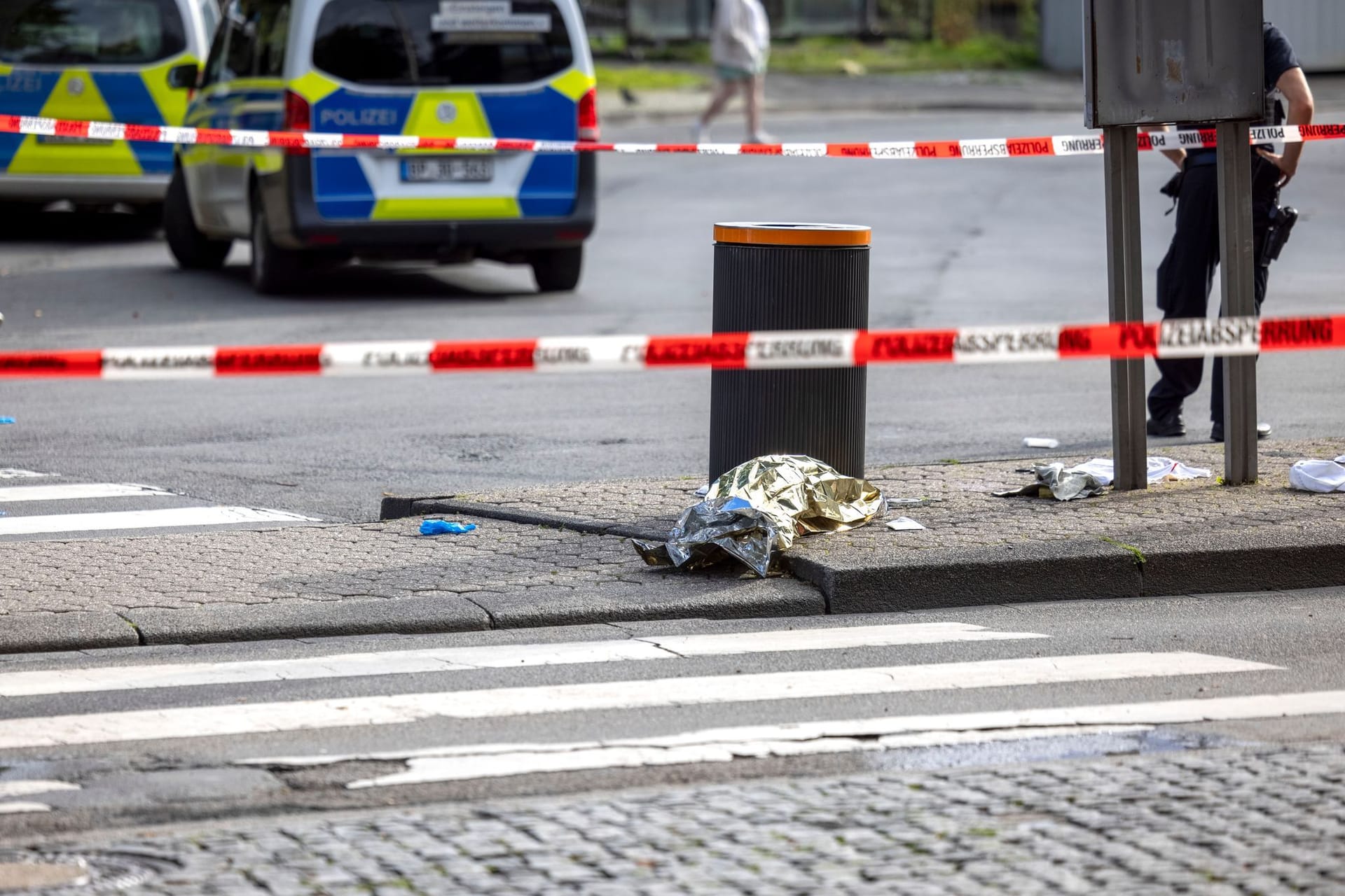 Zwei Menschen mit einem Messer verletzt