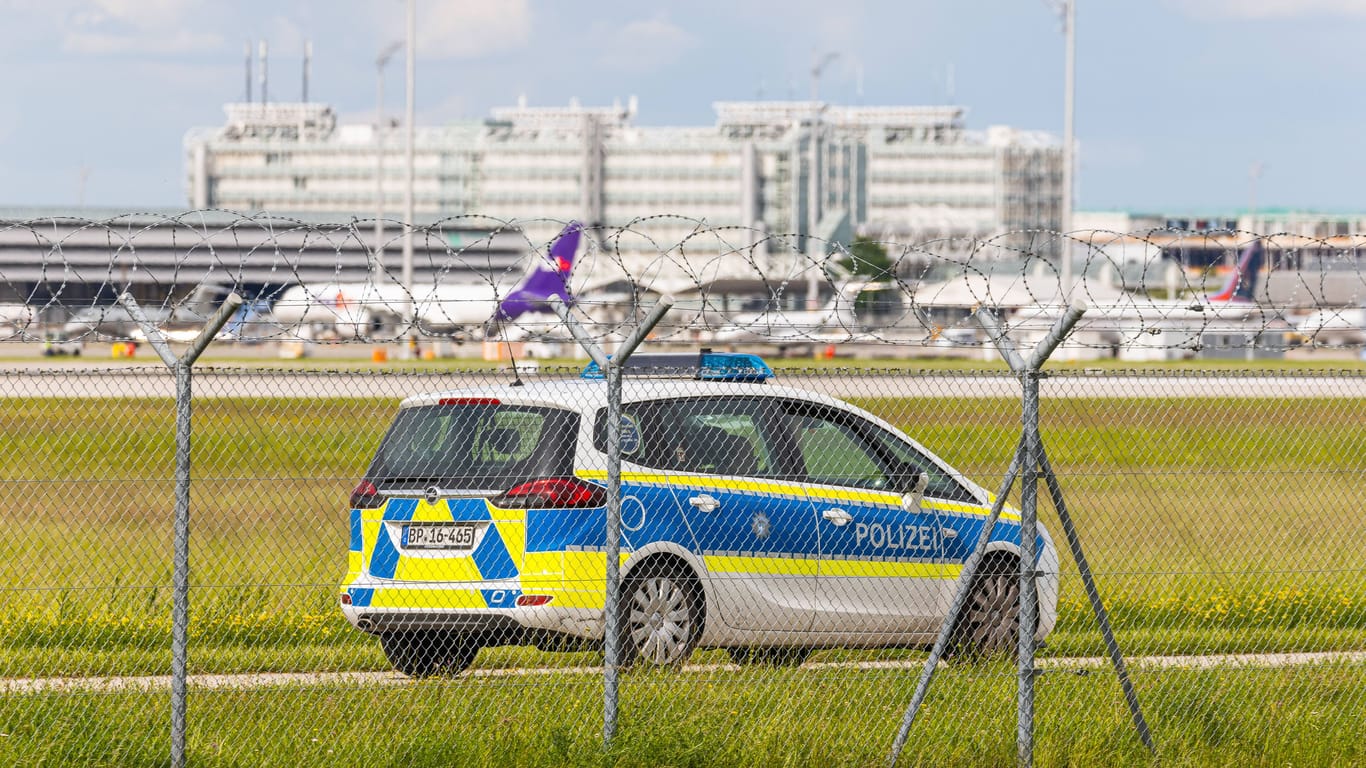 Der Flughafen in München (Archivbild): Ein Polizeifahrzeug der Bundespolizei fährt Patrouille.