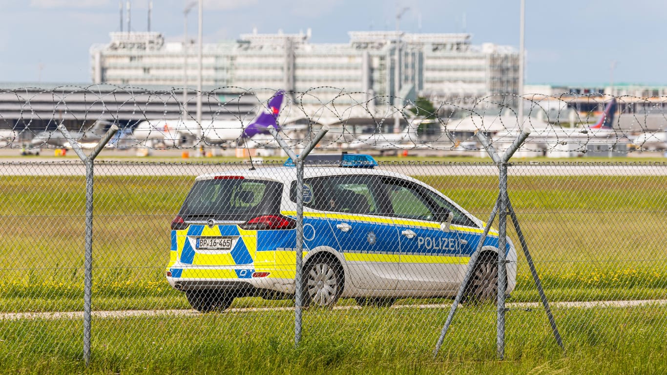 Der Flughafen in München (Archivbild): Ein Polizeifahrzeug der Bundespolizei fährt Patrouille.