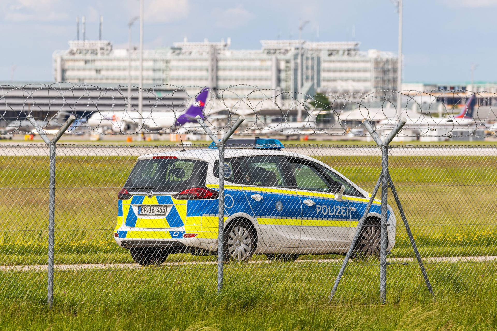 Der Flughafen in München (Archivbild): Ein Polizeifahrzeug der Bundespolizei fährt Patrouille.