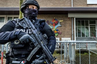 Schwer bewaffneter Polizist (Symbolbild): In den Niederlanden ist Gewalt der Drogen-Mafia an der Tagesordnung.