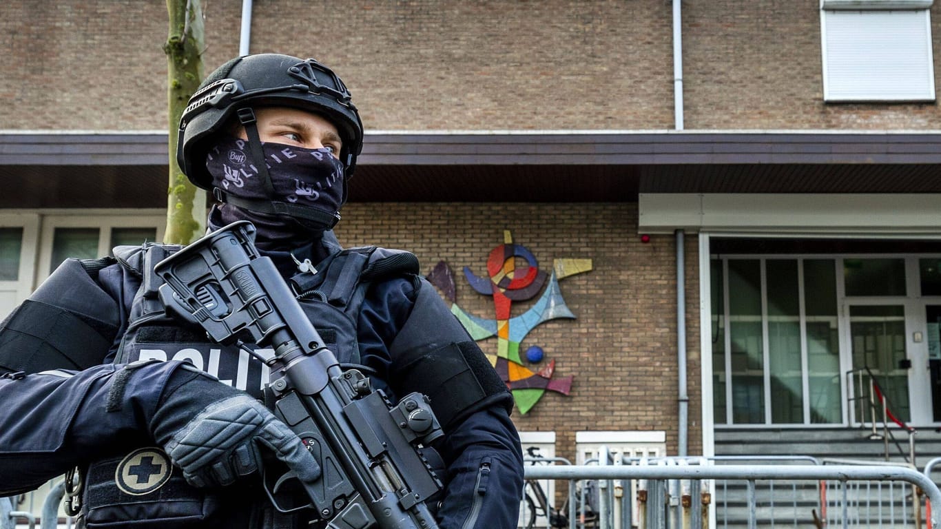 Schwer bewaffneter Polizist (Symbolbild): In den Niederlanden ist Gewalt der Drogen-Mafia an der Tagesordnung.