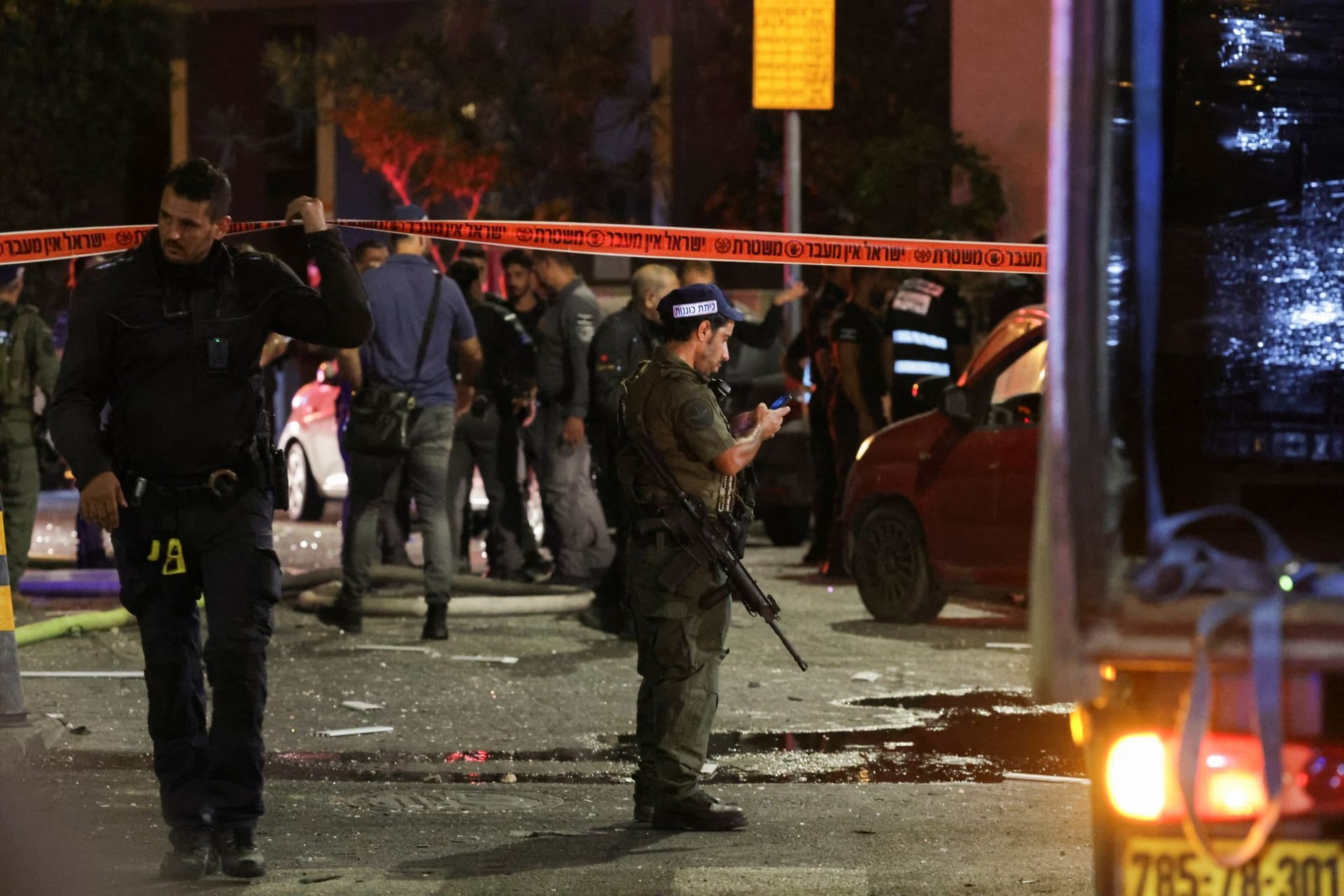 Rettungskräfte am Ort einer Explosion in Tel Aviv, die sich in der Nacht zum Donnerstag ereignete.