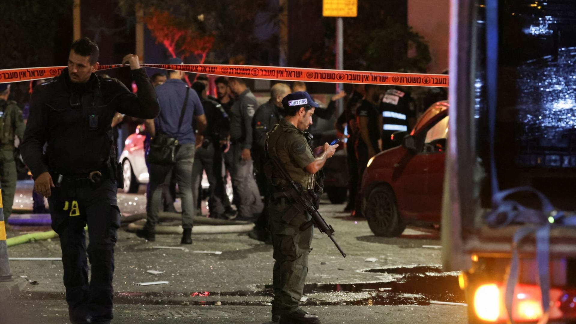 Rettungskräfte am Ort einer Explosion in Tel Aviv, die sich in der Nacht zum Donnerstag ereignete.