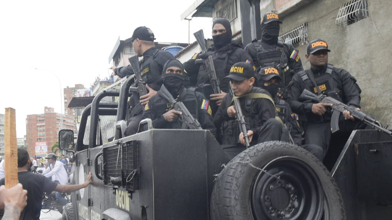 Schwerbewaffnete Mitglieder der militärischen Spionageabwehr während der Proteste gegen den amtierenden Präsidenten Maduro.