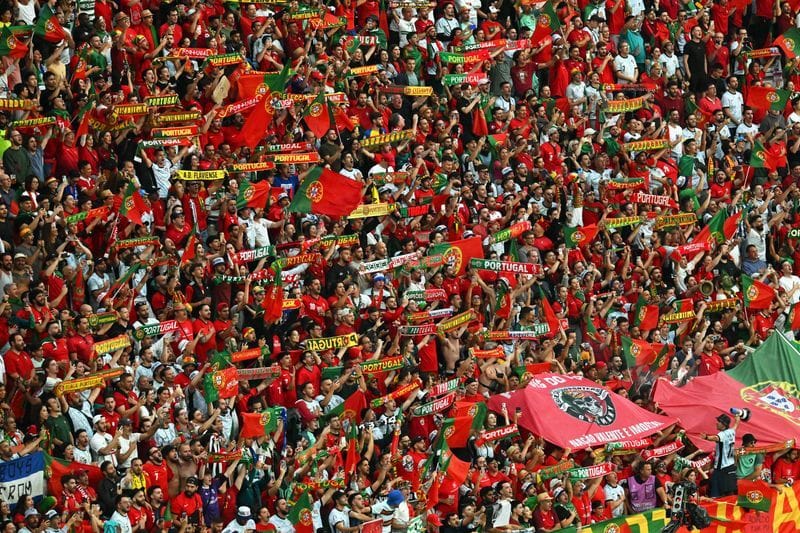 Fans von Portugal feuern vor dem Spiel ihre Mannschaft an.