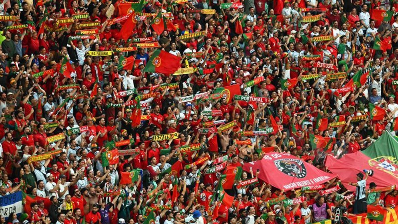 Fans von Portugal feuern vor dem Spiel ihre Mannschaft an.