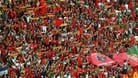 Fans von Portugal feuern vor dem Spiel ihre Mannschaft an.