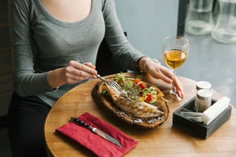 Fischgericht in einem Restaurant (Symbolbild): Die beide Promi-Gäste waren begeistert.