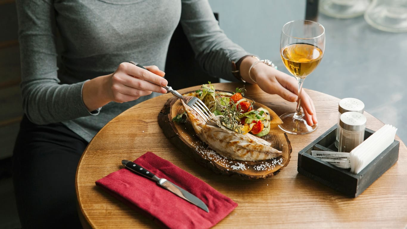 Fischgericht in einem Restaurant (Symbolbild): Die beide Promi-Gäste waren begeistert.