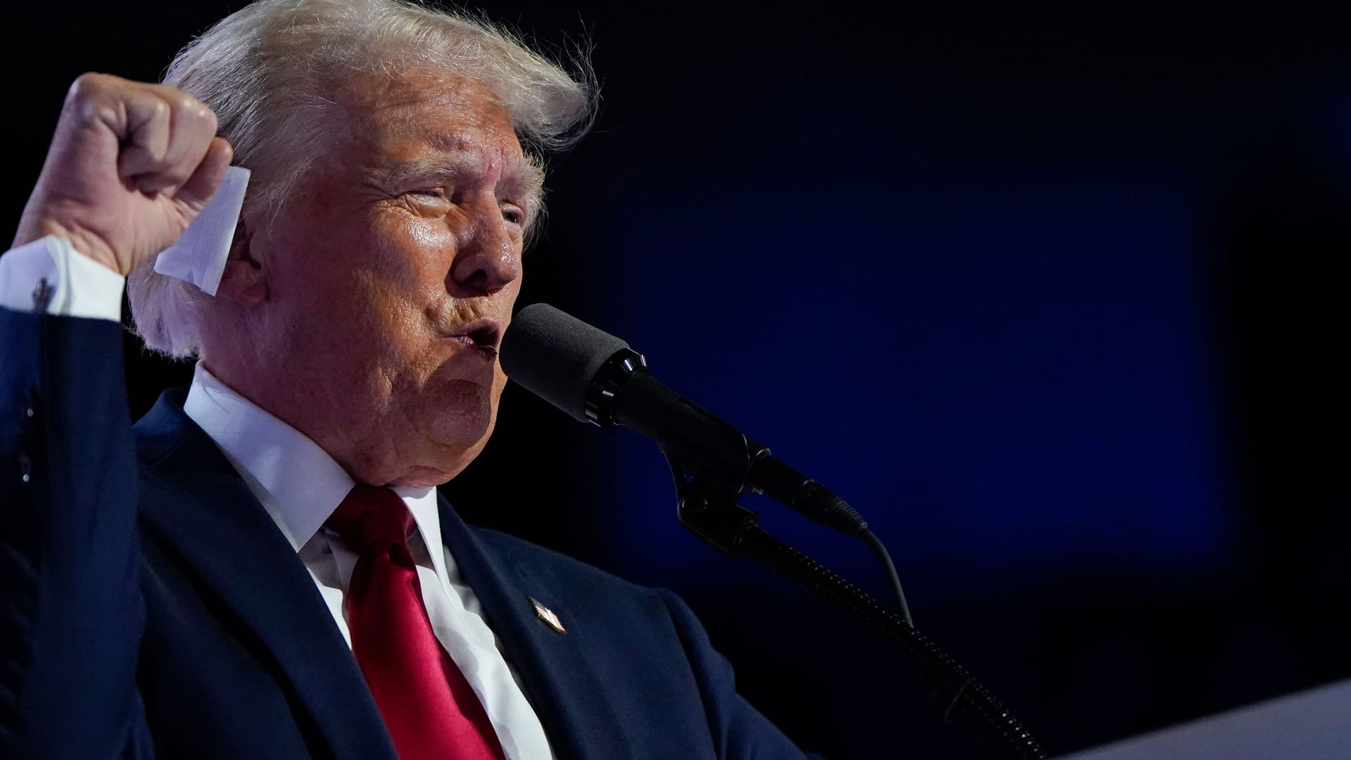 Offizieller Start in den Wahlkampf: Donald Trump imitiert in Milwaukee seine Faust-Geste nach dem Attentat.