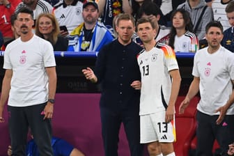 Nicht die einzigen mit einer Verbindung nach München: (v.l.) Co-Trainer Sandro Wagner, Bundestrainer Julian Nagelsmann, FC-Bayern-Profi Thomas Müller sowie der zweite Co-Trainer Benjamin Glück.