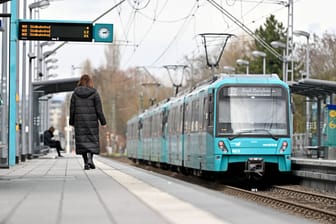 U-Bahn-Station in Frankfurt am Main (Archivfoto): Bald kommt es auf der wichtigsten Strecke der Stadt zu einer langen Sperrung.