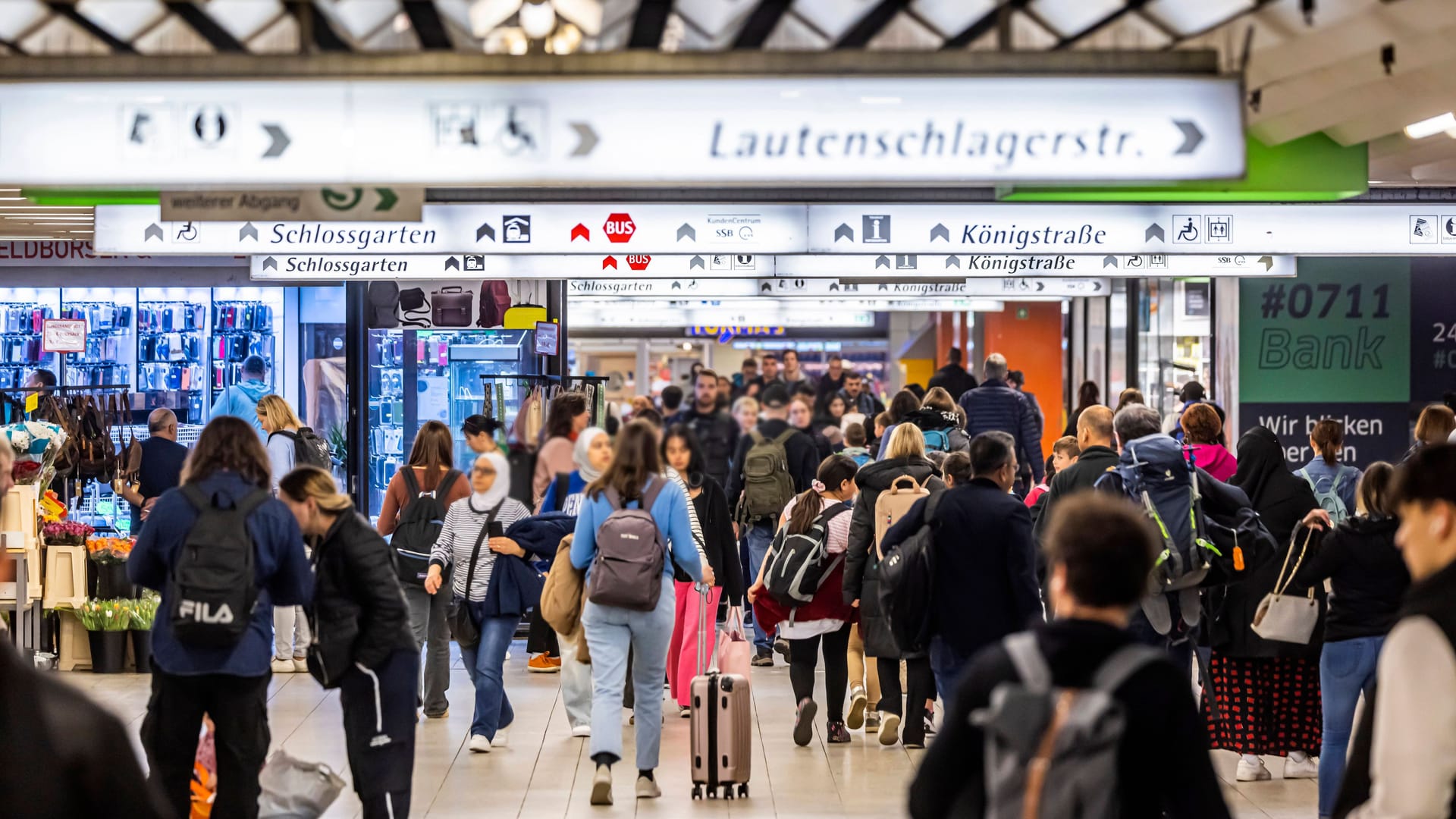 Passanten in der Arnulf-Klett-Passage im Hauptbahnhof Stuttgart.