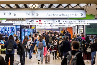Passanten in der Arnulf-Klett-Passage im Hauptbahnhof Stuttgart.