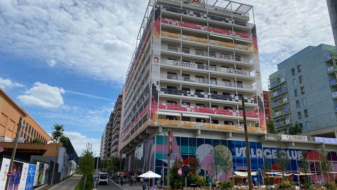 Vor dem deutschen Quartier im Olympischen Dorf liegt eine Beachbar mit Sonnensegeln.